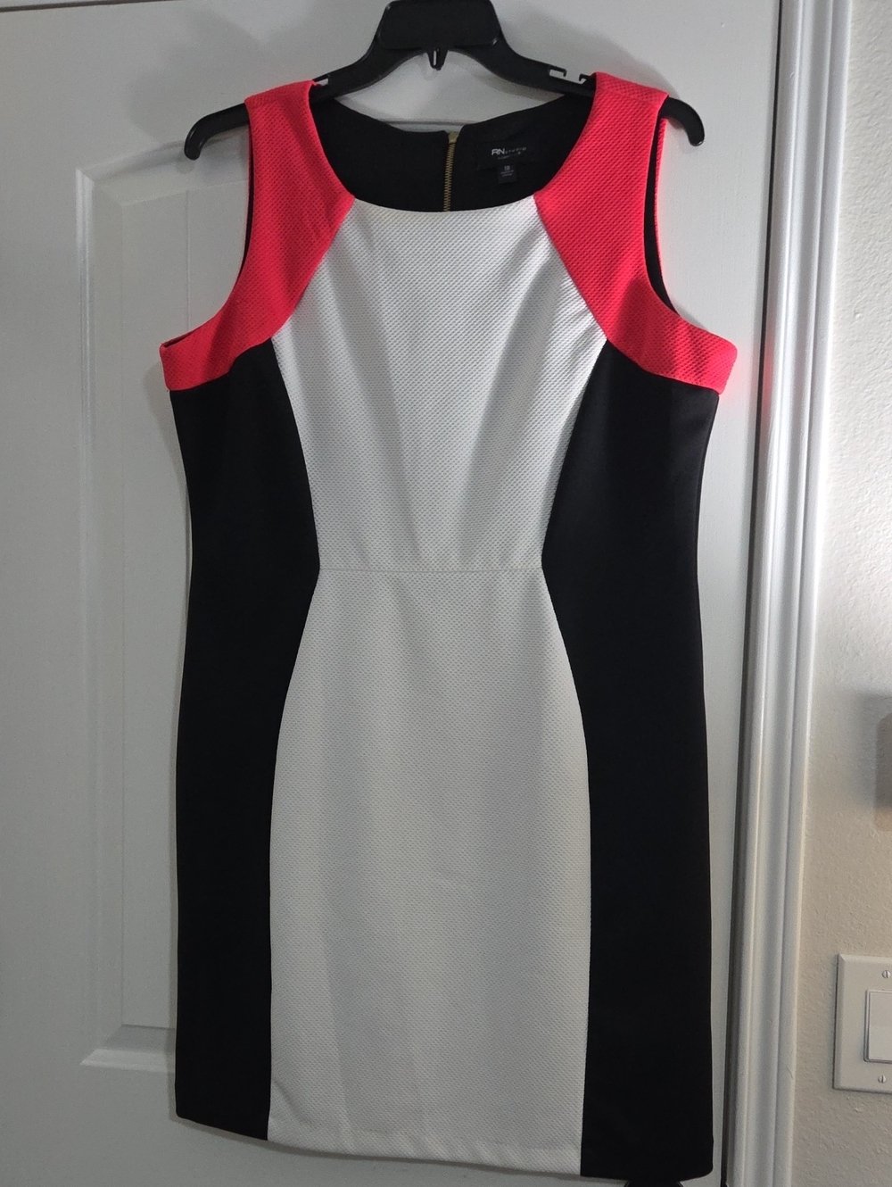 Sleeveless Colorblock Sheath Dress - Black, White & Coral Pink